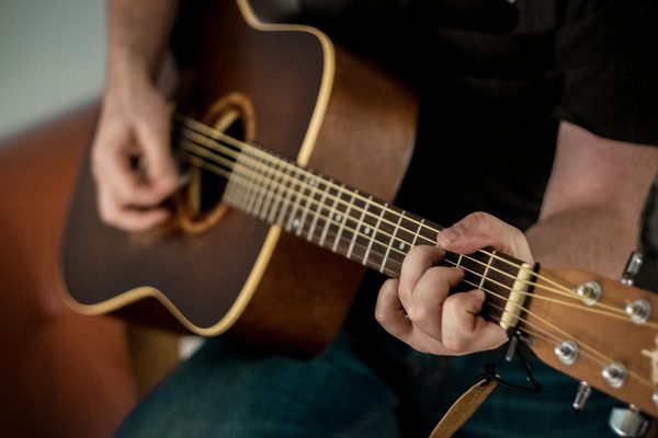 Gros plan sur une guitare acoustique
